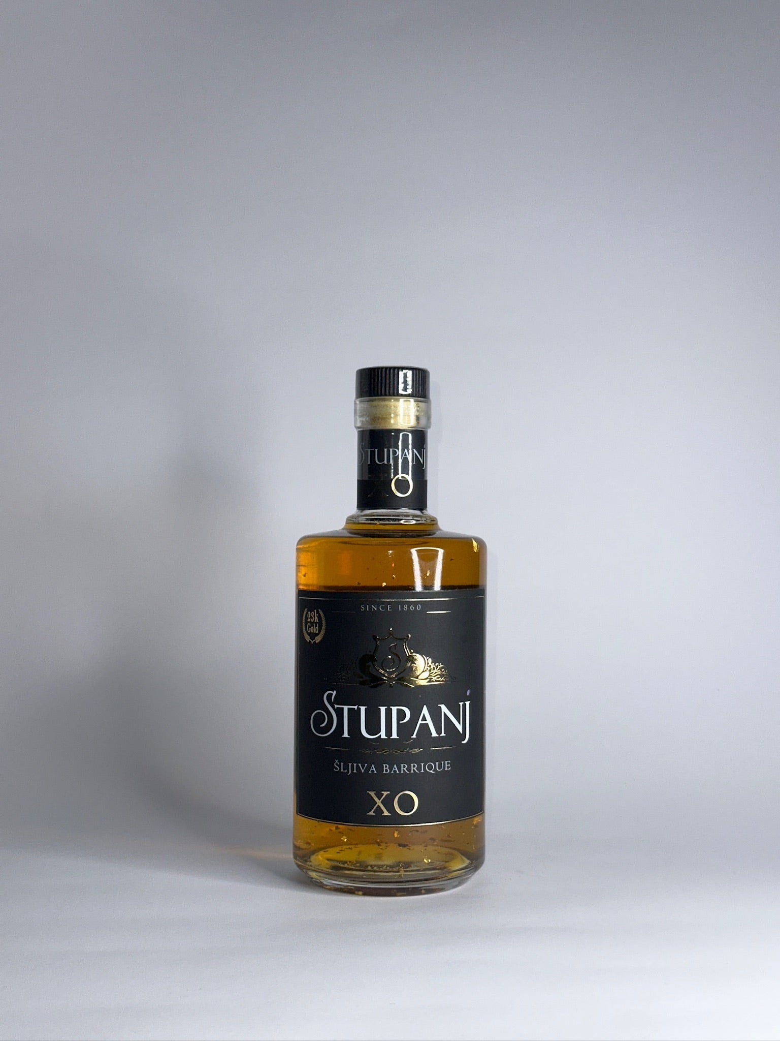 Šljivovica sa zlatom odležala u hrastovim buradima